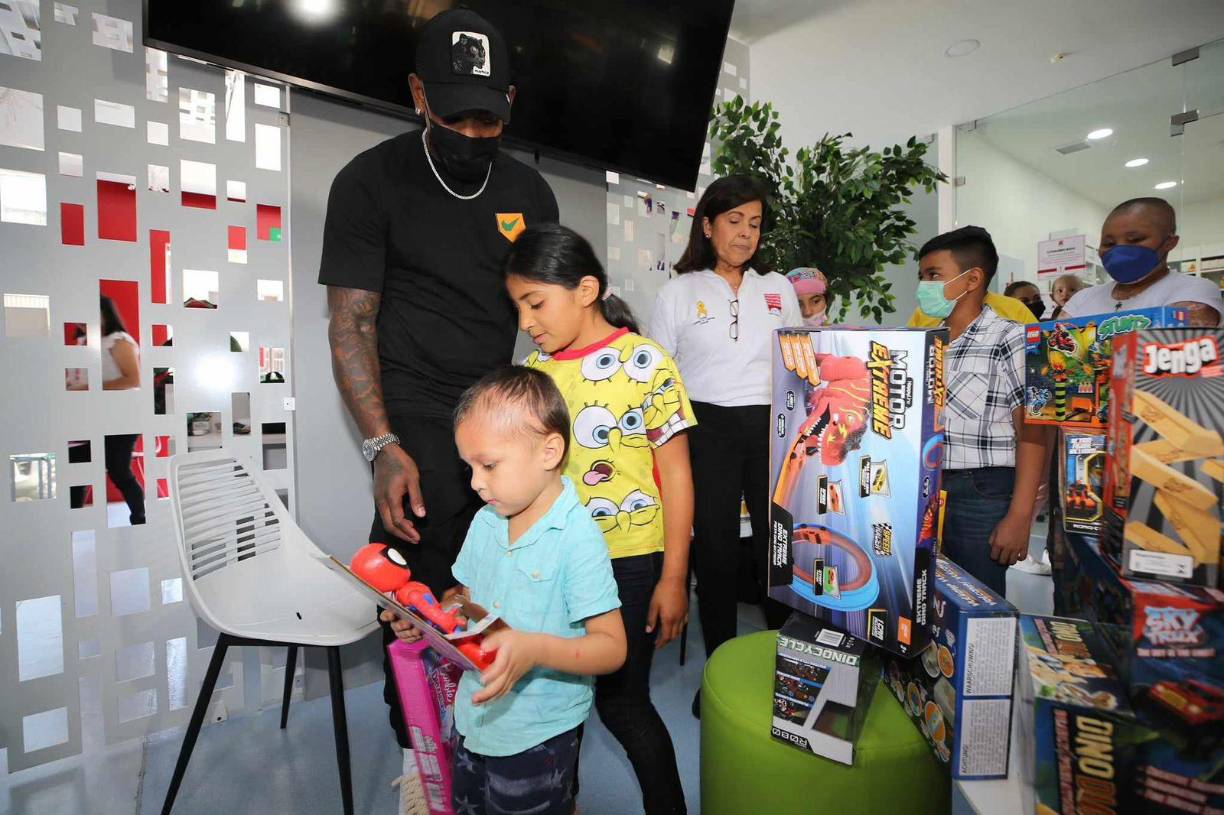 El centro médico se llenó de estos lindos regalos entregados por Romell Quioto, quien en las próximas horas podría marcharse al fútbol de Asia.