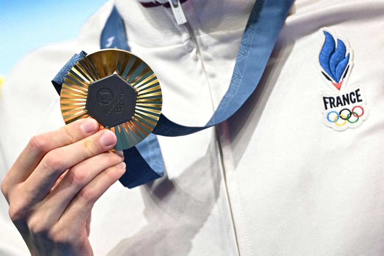 Cada medalla tiene con un diámetro de 85 milímetros, 9,2 milímetros de grosor y 529 gramos de peso la de oro, 525 gramos la de plata y 455 el bronce.