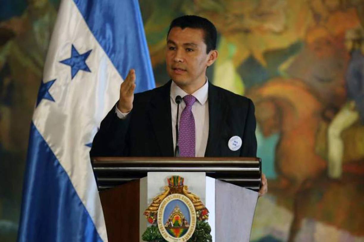 “Aunque la infamia se teja en los oscuros rincones del imperio, donde “juzgan” con cinismo a los valientes patriotas, privándolo de ver su gente y familia, deseo que tenga paz. Feliz cumpleaños, presidente Juan Orlando Hernández”, escribió Díaz Lupian. 