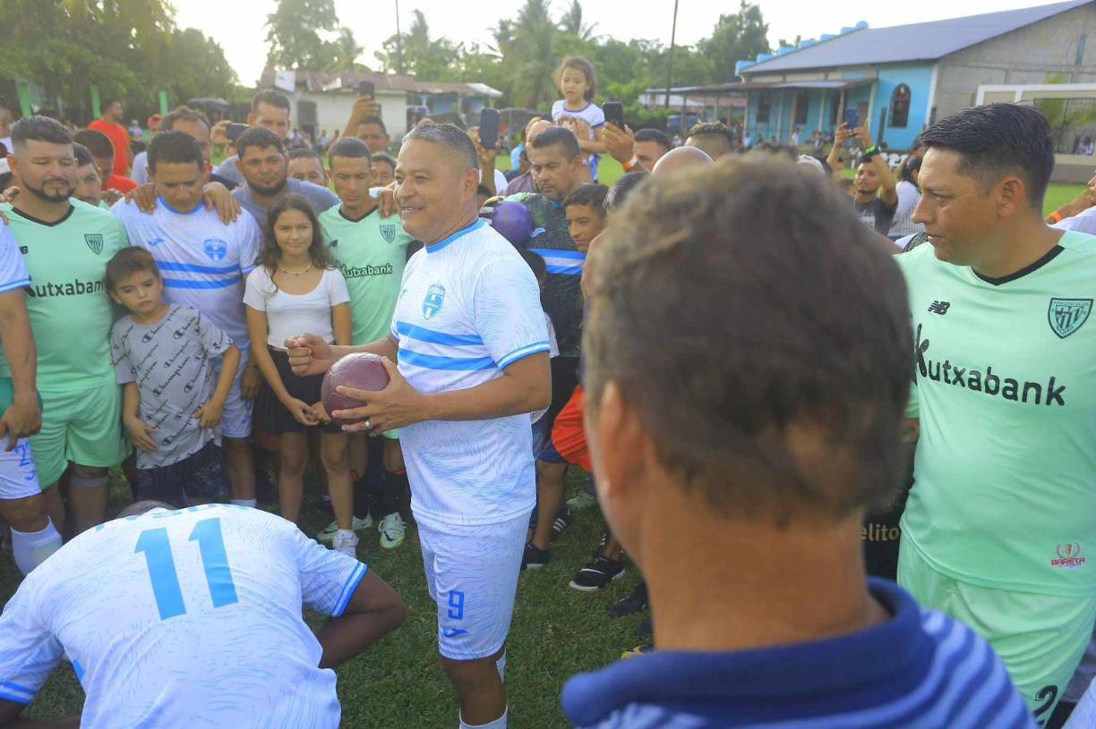 Wilmer Velázquez como es costumbre llevó la oración y en este caso la charla entre ambos equipos que se reunieron antes del partido.