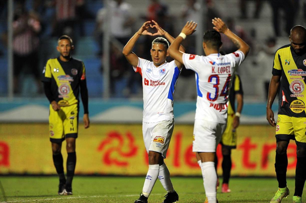 José Mario Pinto brilló con dos golazos y así celebró su primer tanto de la noche.