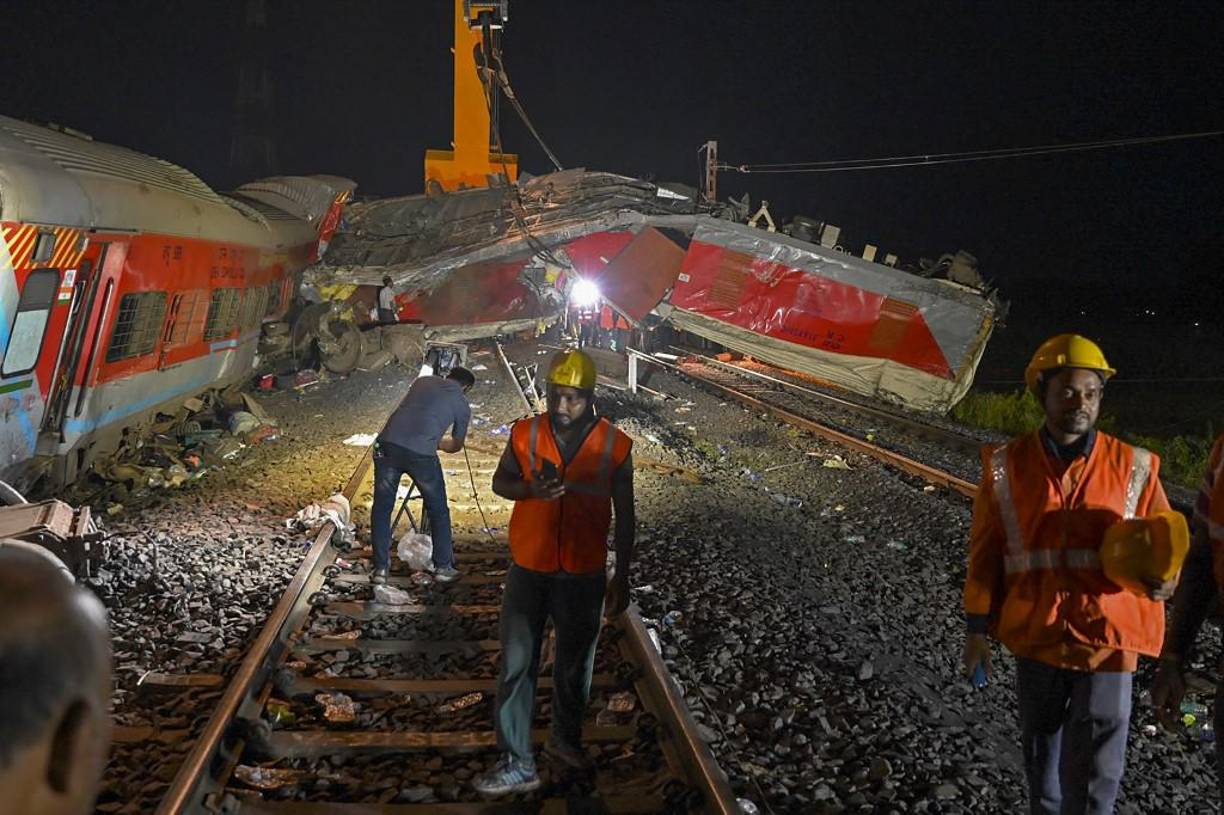  Hiranmay Rath, un estudiante que vive cerca de las vías de tren, salió corriendo para ayudar. En unas horas, afirmó haber visto más “muerte y sufrimiento” del que podía imaginar. 