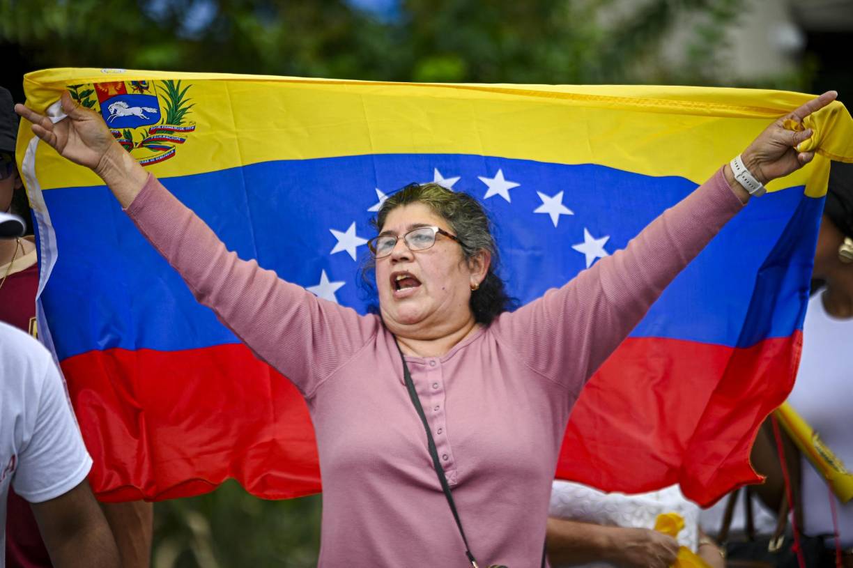 En Miami, decenas de venezolanos protestaron por no poder votar en las presidenciales de su país, ya que el gobierno de Nicolás Maduro retiró sus representaciones diplomáticas en Estados Unidos tras la ruptura de relaciones diplomáticas con Washington en 2019.