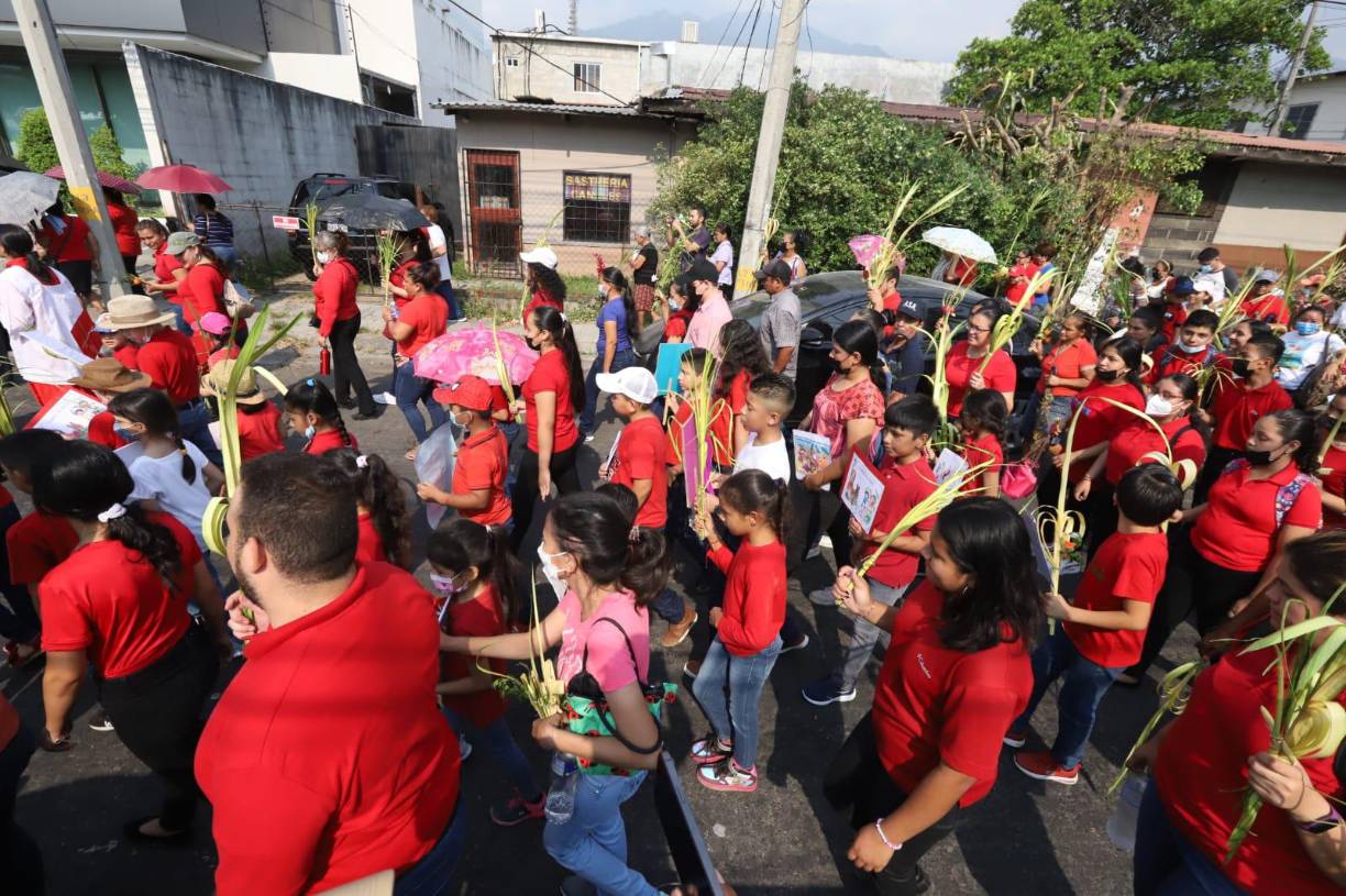 Durante el recorrido los alumnos del Instituto María Auxiliadora cantaron y rezaron. 