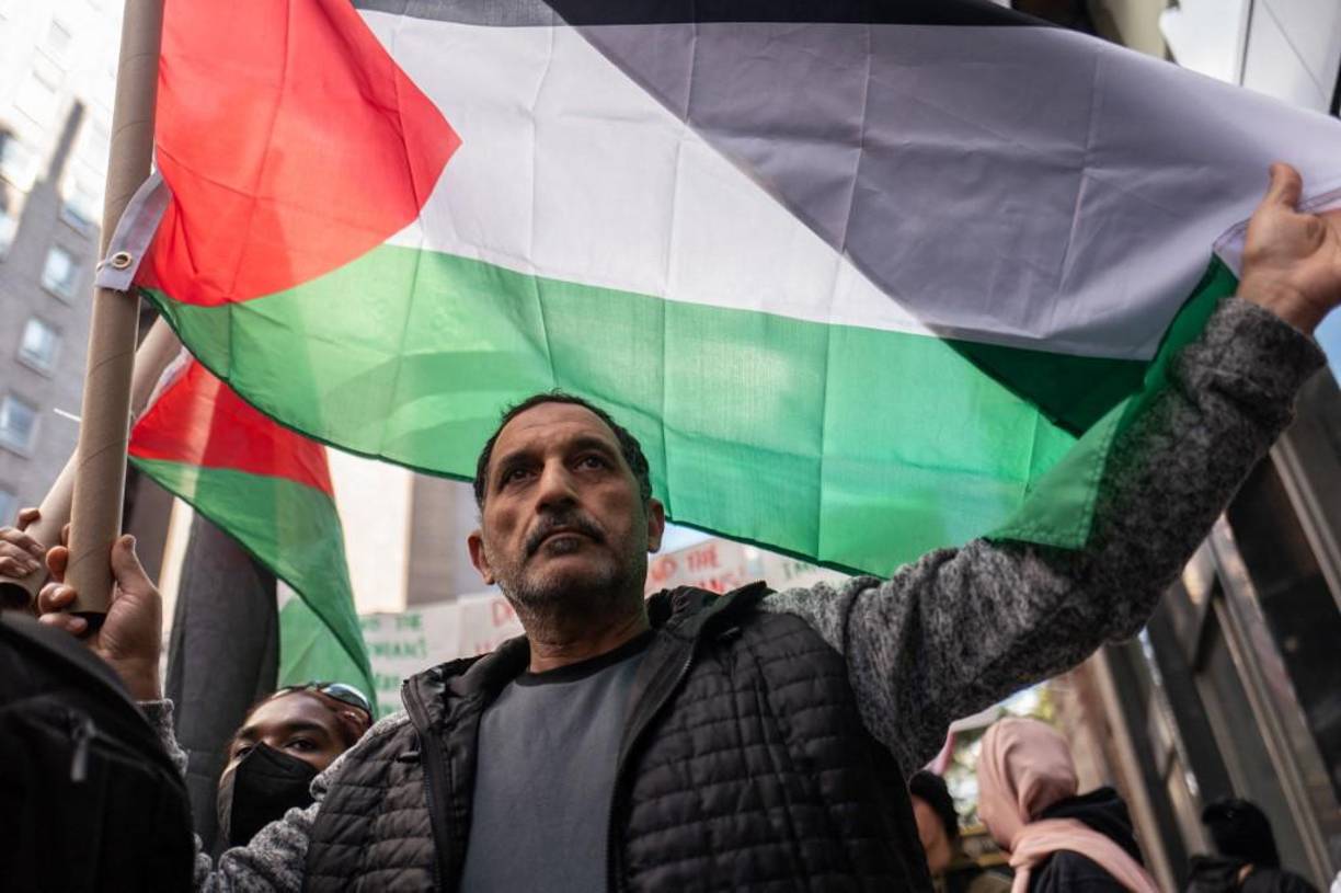 Israel impuso un asedio total a la Franja de Gaza el lunes y cortó el suministro de agua mientras seguía bombardeando Gaza.