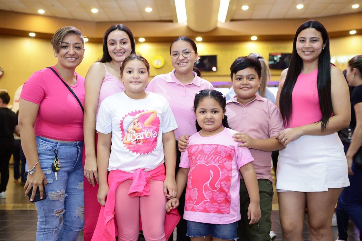 La película que da vida a la icónica muñeca ha sido esperada por niños, jóvenes y adultos.