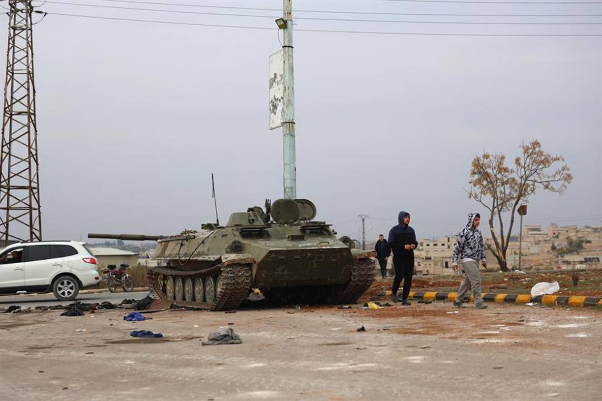 Tanques abandonados por el Ejército sirio tras la ofensiva de los insurgentes.