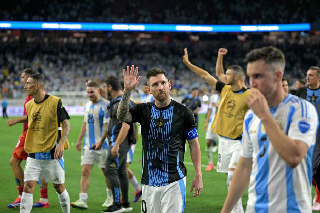 Messi se unió a los festejos de sus compañeros que estaban festejando-