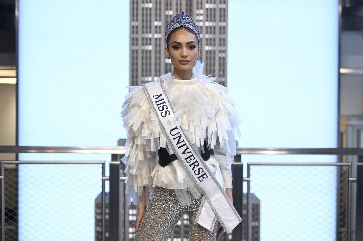 “Me tomó tres años llegar hasta aquí, trabajando todos los días sin parar. Y sólo quiero compartir la historia de lo que pasa tras bambalinas y cómo puedes lograr algo que parecía imposible”, enfatizó la Miss Universo.