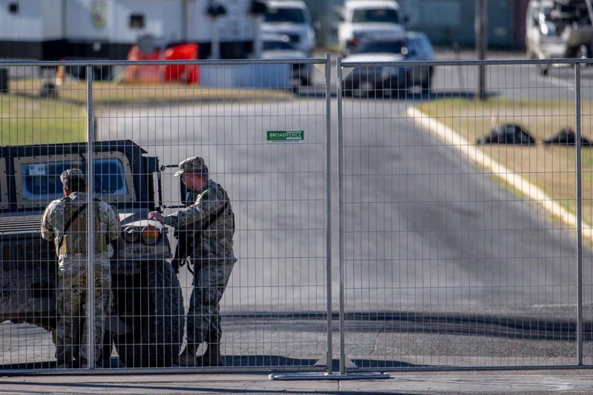  Un juez federal dio primero la razón a la Administración de Biden, pero luego el Tribunal de Apelaciones del Quinto Circuito se puso del lado de Texas, estableciendo que los agentes federales solo podían mover la barrera en caso de una emergencia médica.