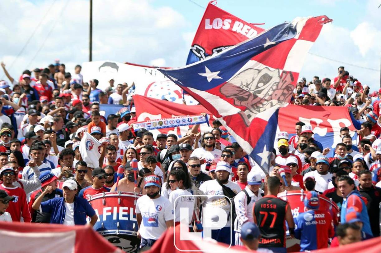 La Ultra Fiel, barra del Olimpia, montó un gran show en su llegada al estadio Nacional Chelato Uclés