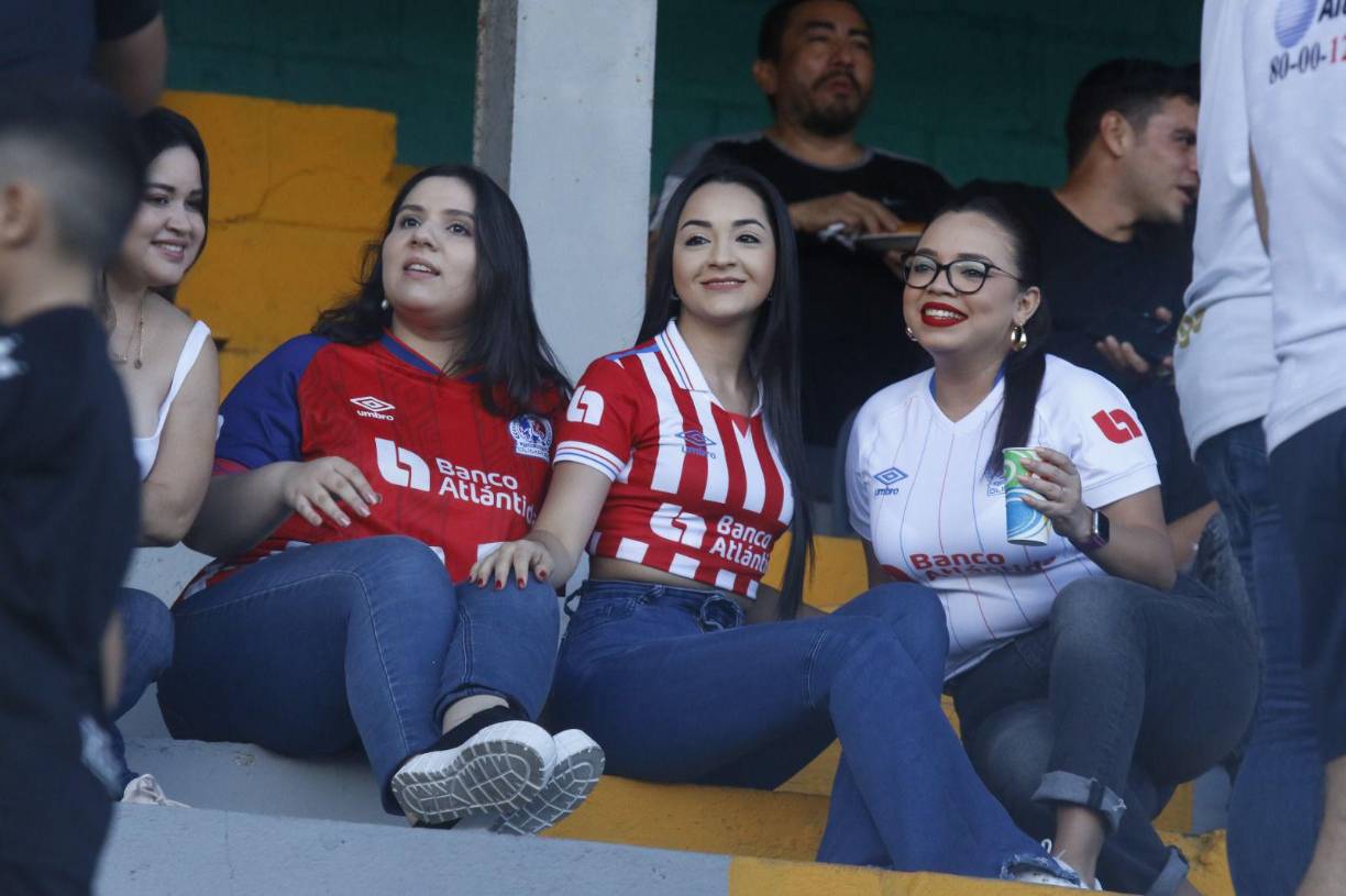 Las chicas que engalanaron antes del arranque del atractivo duelo en el cierre de la jornada 6 del Apertura 2024.