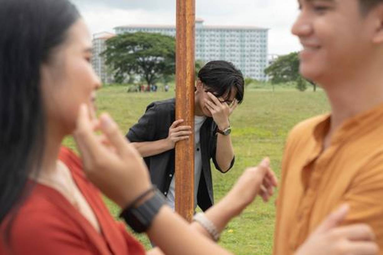 Por amor: Esta comienza por ser una infidelidad emocional, sin ningún tipo de contacto físico y puede llegar a generar fuertes niveles de estrés y angustia por tiempo prolongado.Esta suele ser una de las infidelidades más dolorosas y definitivas porque supone que el enamoramiento por la pareja se ha esfumado.