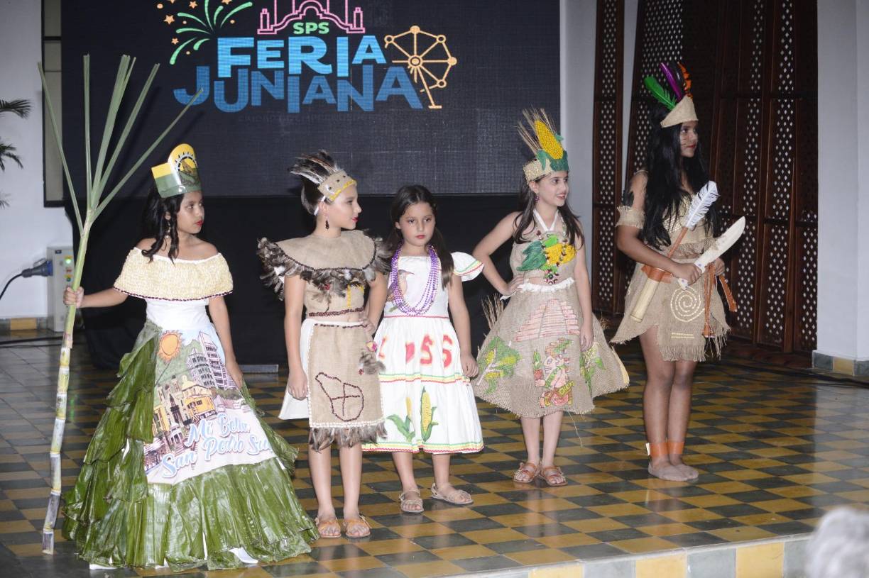 Luego de dar a conocer a cada una de las concursantes, se hizo la presentación del traje típico. 