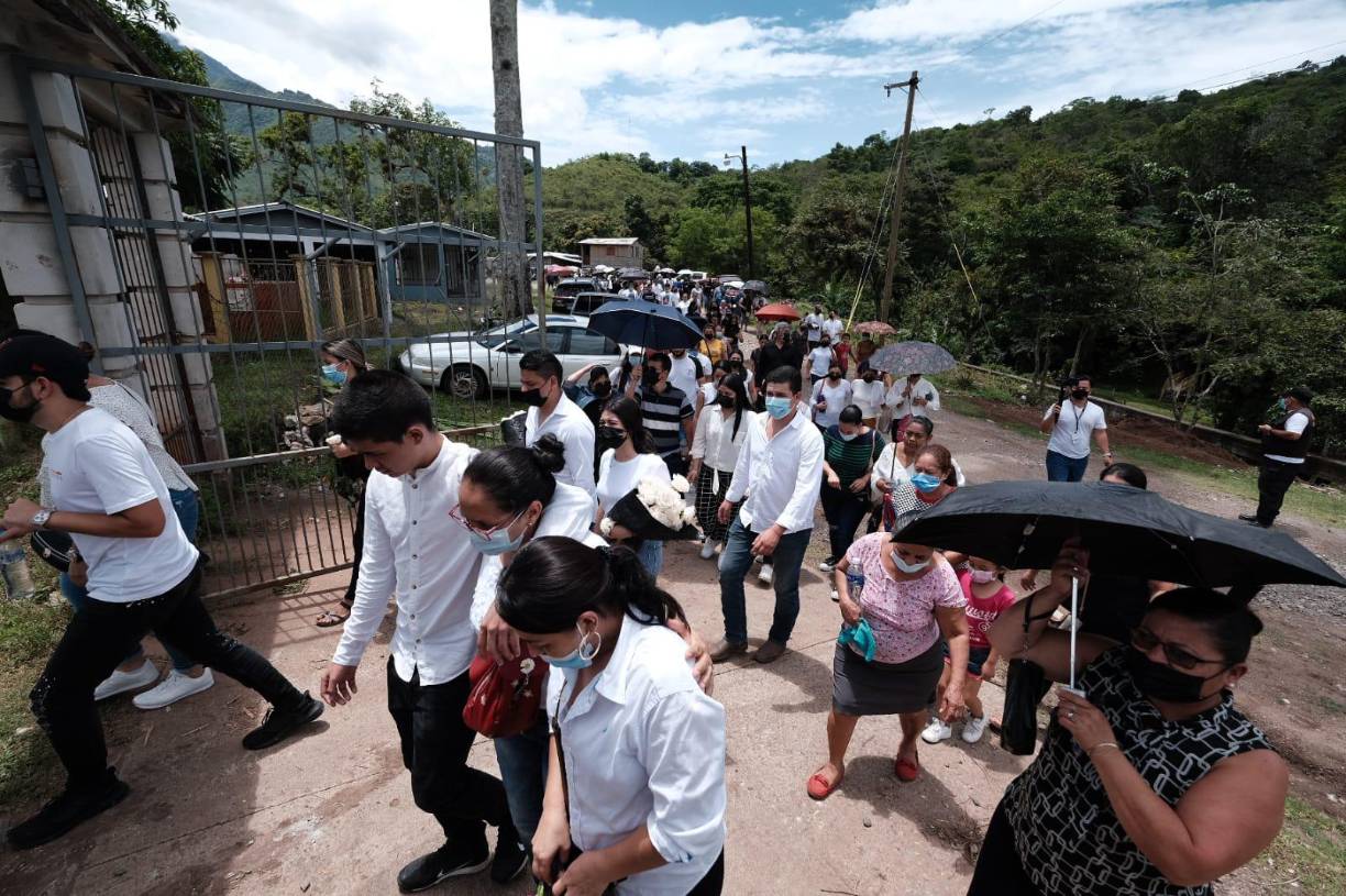 Toda la comunidad donde vivían los jóvenes asistieron al sepelio para darle apoyo a los familiares.