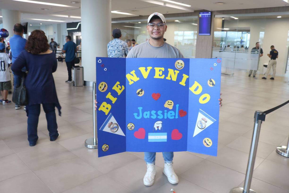 Un hondureño fue a recibir a su familiar con mucha alegría.