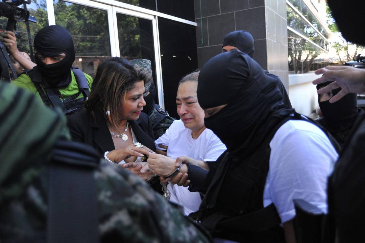 A la 1:00 pm de ayer, bajo un fuerte contingente policial, Rocío Tábora fue trasladada en un vehículo de la PMOP hacia los juzgados anticorrupción del Ministerio Público, donde se desarrolló la primera audiencia de declaración de imputado.