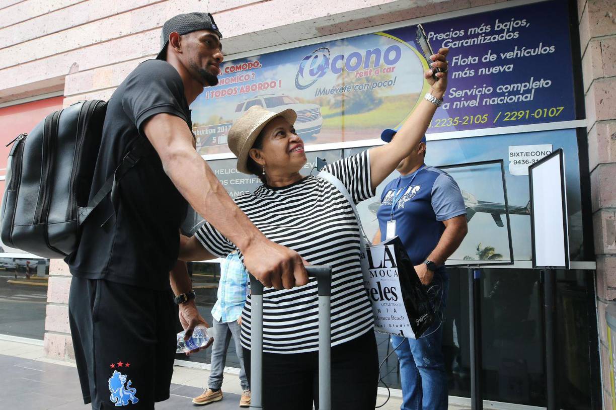 Los aficionados del Olimpia no se quisieron perder el momento y esta hincha le pidió una selfie a Jerry Bengtson.