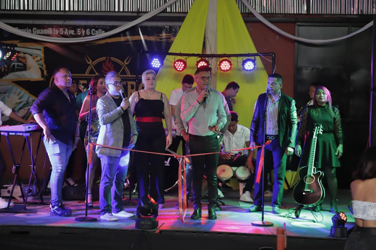 Más de 30 artistas se presentaron anoche en el escenario del Restaurante Los Aleros. 