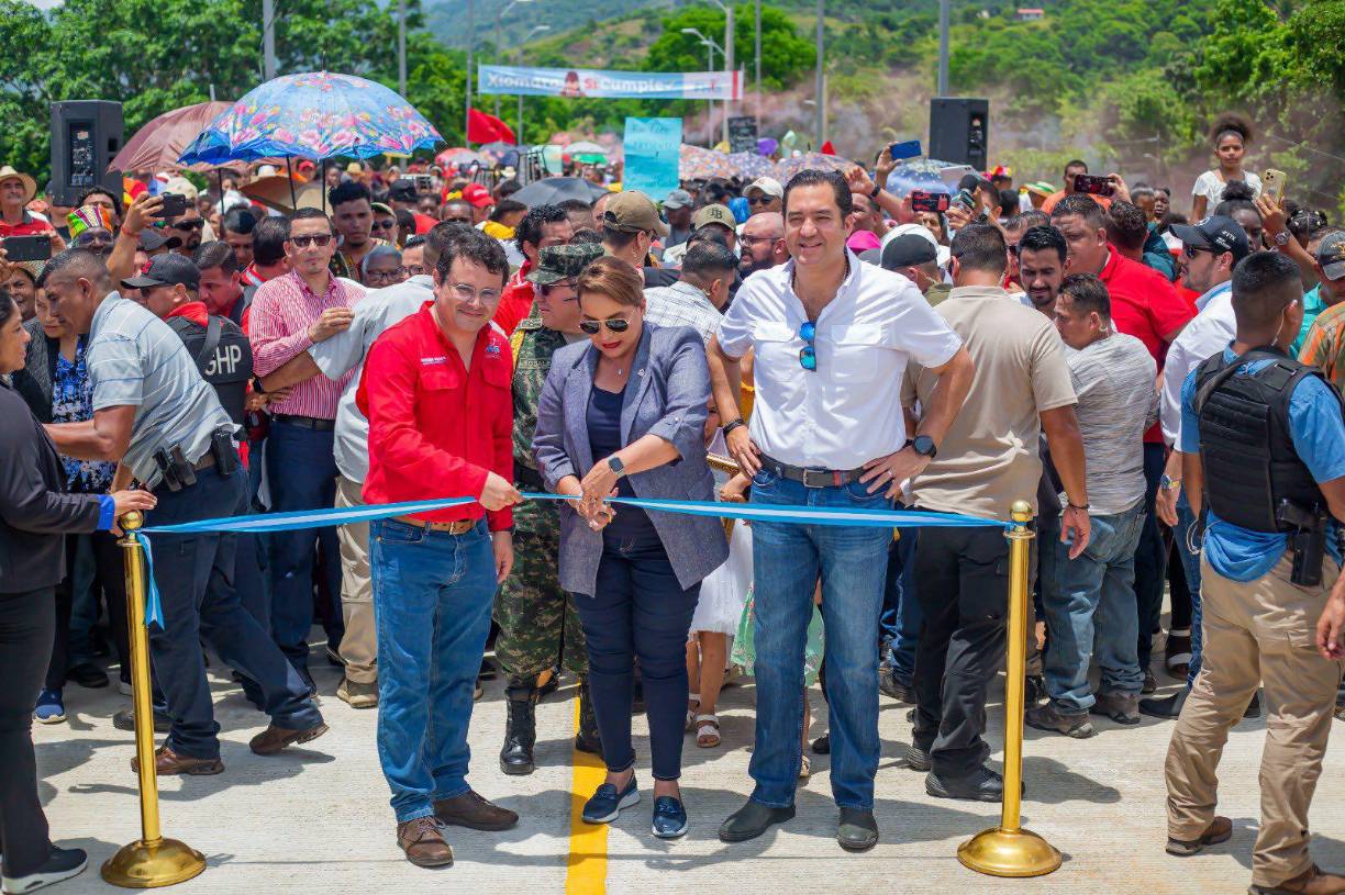 La acompañaron su secretario privado, Héctor Manuel Zelaya, y el titular del Fhis, Warren Ochoa. 
