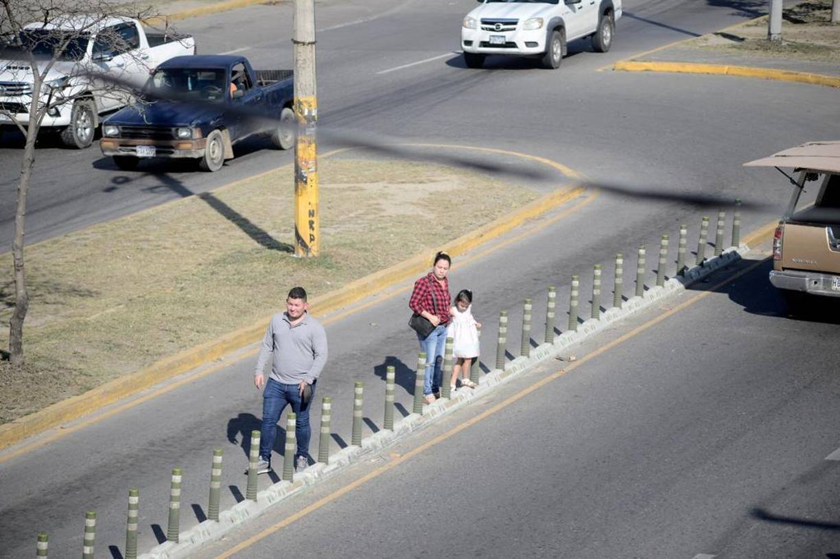 En el bulevar del este a la altura de Mega Mall muchos sampedranos también esperan el momento para poder cruzar.