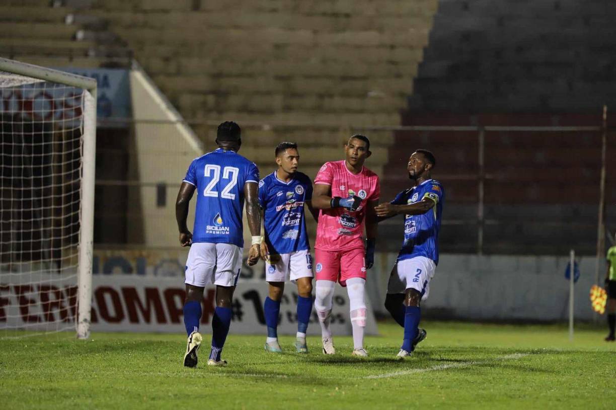 Génesis pegó dos veces en el primer tiempo, pero antes de los dos goles, José Mendoza, portero del “Albizul”, atajó un penal en el minuto 20’, luego de que Machuca Ramírez disparara al costado izquierdo del marco de La Jaiba.