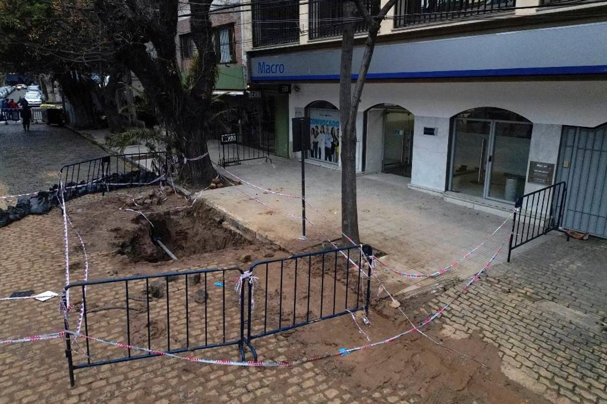 Después de descubrir un elaborado túnel de 220 metros de largo construido cerca de un banco, en la zona norte de Buenos Aires, según un comunicado de la policía local.