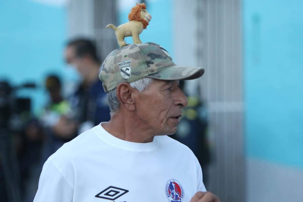 Bellas chicas y la Ultra Fiel: el ambientazo en la semifinal de vuelta Olimpia-Motagua en el Nacional