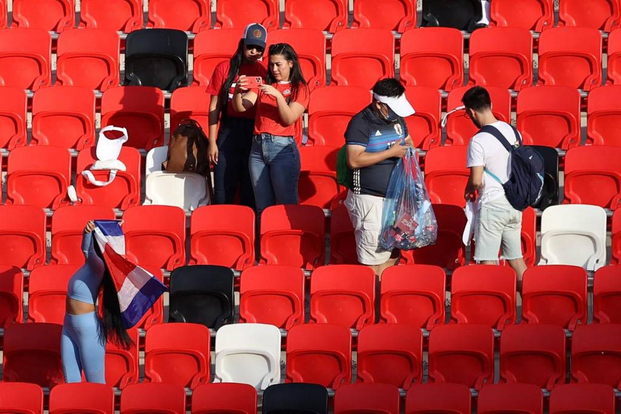 Los fanáticos nipones limpiaron las tribunas del Estadio mientras que los ticos se tomaban fotografías.
