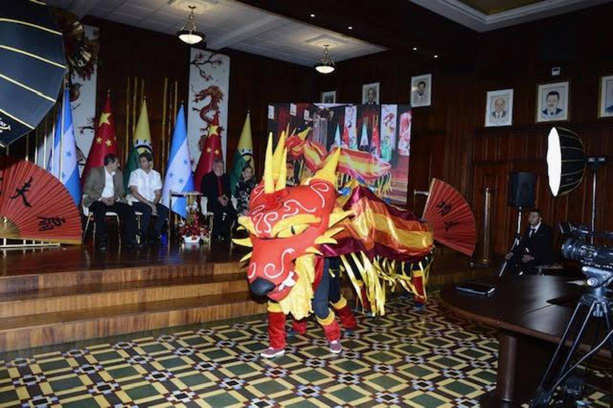En el marco del acto que tuvo la solemnidad del caso también lo cultural tuvo un espacio relevante y fue el proyecto teatral Futuro el encargado de realizar la presentación del dragón chino. La presentación fue agradecida y aplaudida por los asiáticos. 