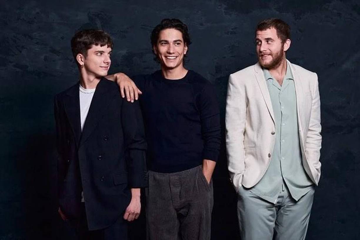 La cinta española, que cosechó nominaciones a los premios Globos de Oro, Astra y más, también está protagonizada por Matías Recalt, Agustín Pardella, Tomas Wolf, Diego Vegezzi. La sociedad de la nieve se exhibe en cines alrededor del mundo y se estrenó en Netflix el 4 de enero del 2024.