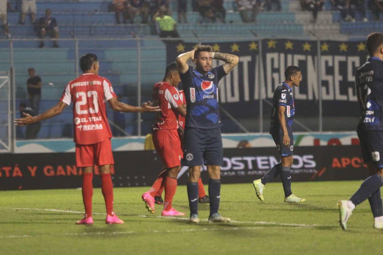 Faltando 15 minutos para el final, Auzmendi volvió a vencer el arco tocoeño, el balón quedó botando tras un cabezazo, pero el contrarremate del ex Olancho estaba adelantado y el tanto fue anulado. 