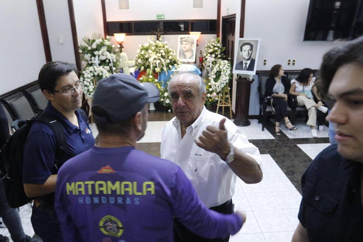 Con el acompañamiento de sus seres más queridos, los restos del extécnico fueron trasladados a partir de las 2 de la tarde a la funeraria Jardines del Recuerdo de San Pedro Sula.