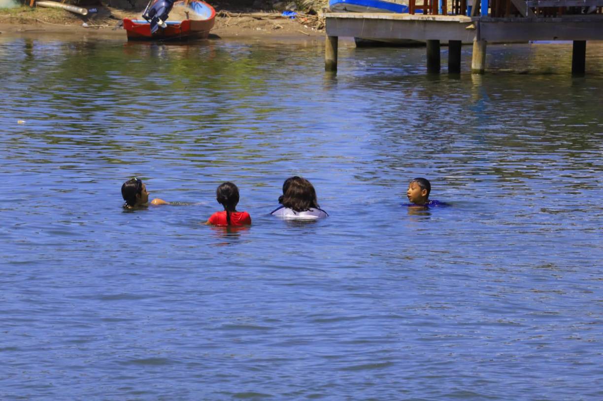 Omoa cuenta con playas atractivas, siendo la más conocida la Playa de Omoa. Estas playas son ideales para relajarse, disfrutar del sol y el mar. Algunas actividades populares incluyen nadar, practicar deportes acuáticos y simplemente disfrutar de la belleza natural.