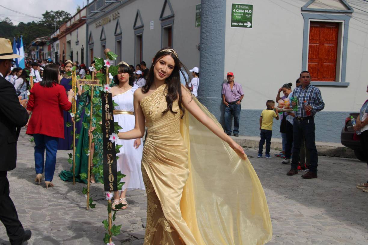 La belleza femenina también engalanó los desfiles de Santa Rosa de Copán, puesto que los cuadros de reinas fueron muy coloridos y aplaudidos por el público.