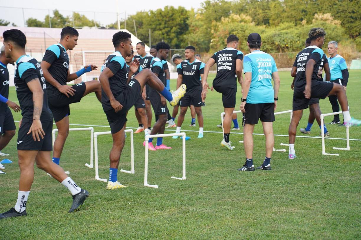 Los seleccionados catrachos entrenaron en horas de la tarde en la cancha del estadio Mariano Matamoros.