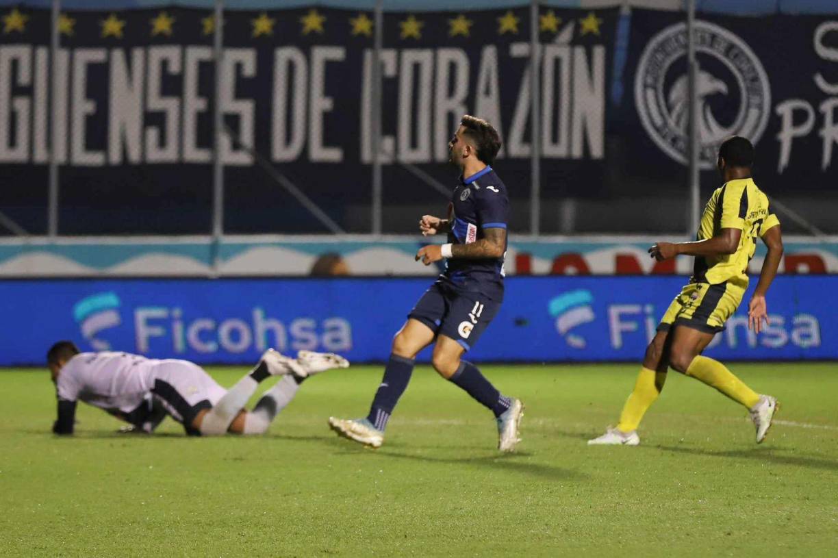 Antes del pitazo del complemento, César Vigevani, DT del Motagua, mandó a todo su arsenal. Metió a Yeison Mejía, Lucas Campana, Juan Delgado y Agustín Auzmendi. 