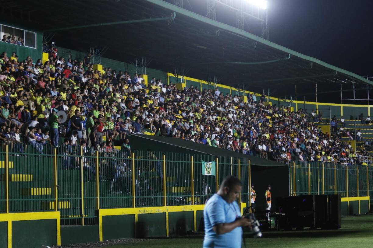 Los aficionados amarillos figuraron en la fiesta parrillera en el Estadio Luis Girón.