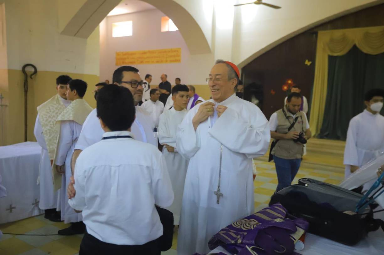El evento cuenta con la presencia del cardenal Óscar Andrés Rodríguez Maradiaga, saliente arzobispo de Tegucigalpa. 