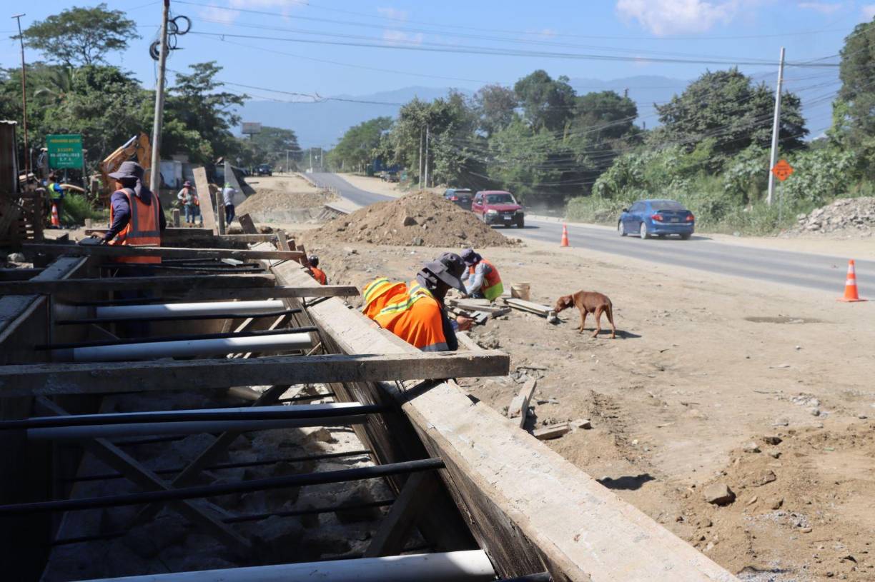 Cada vez que llueve los pobladores no pueden pasar por el vado y lamentan que por años las calles estén dañadas por ello esperan con ansias el bulevar completo.