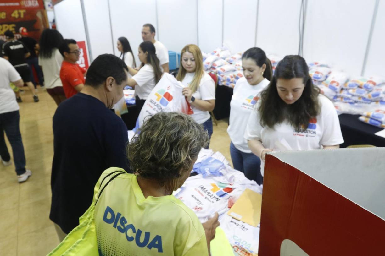 Las personas que participarán en la Maratón de LA PRENSA se hicieron presentes en la Feria de Atleta para recibir sus respectivos kits.