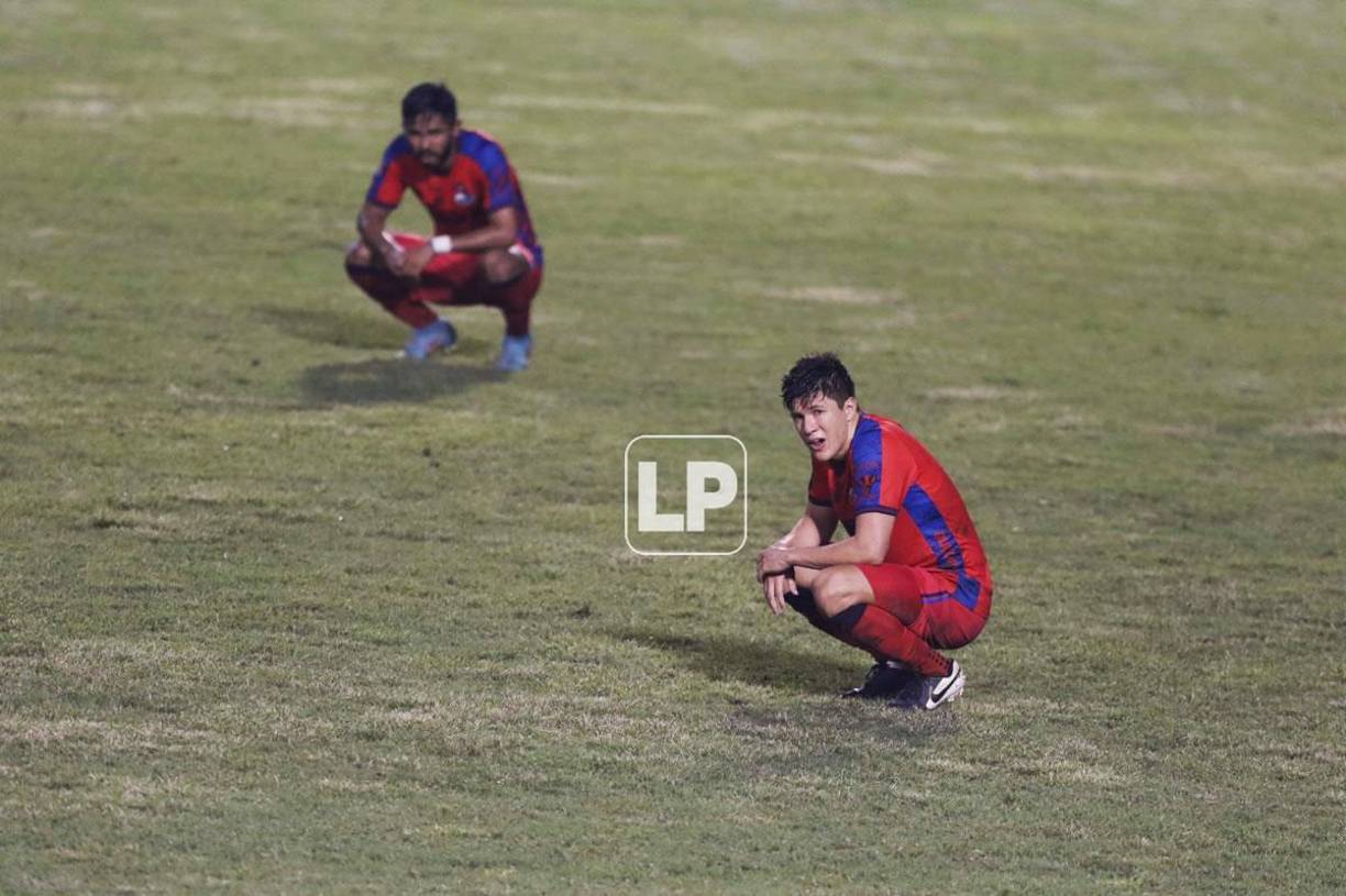 Los jugadores del Municipal terminaron cansados y tristes tras la eliminación.