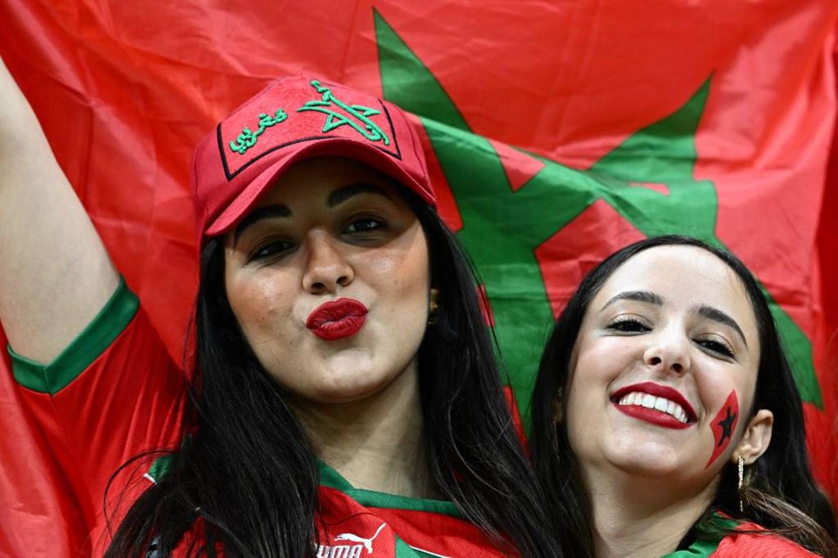 Estas dos hermosas jóvenes de Marruecos cautivaron en Doha en el duelo ante Francia.