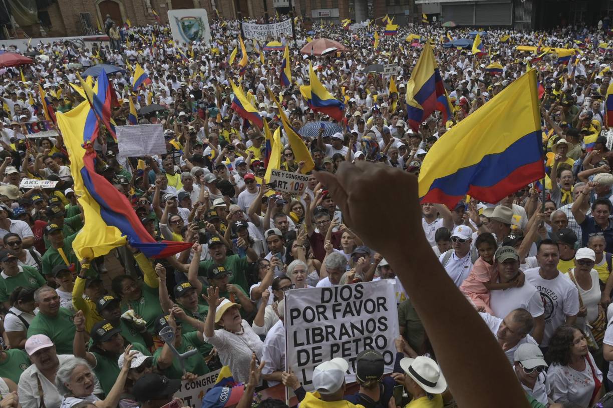 La intención de Petro de convocar una constituyente para reformar la Constitución y hacer por esa vía los cambios en la salud y en otros sectores que no le aprueba el Congreso, y además hacerlo por fuera de los canales legales, fue otro motivos para que la gente saliera a protestar.