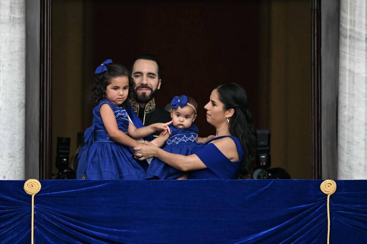 Layla, la hija mayor de Bukele fue la que más emotiva anduvo en la ceremonia. Aminah, estuvo en brazos de su mamá Gabriela Rodríguez.