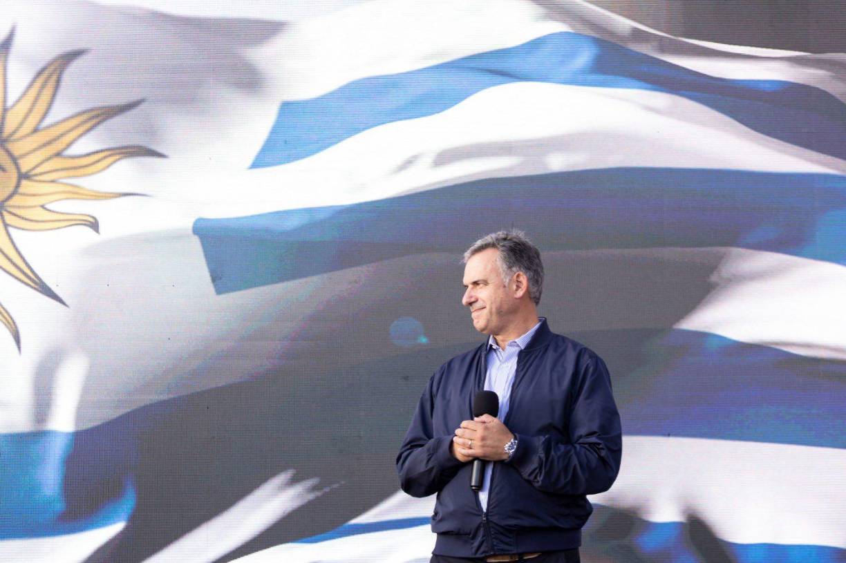 Durante la dictadura, atraído por figuras como el ‘Che’ Guevara, empezó a interesarse por la política, para disgusto de sus padres. Tras vivir la ebullición de la reapertura democrática de 1985, Orsi empezó a militar en las filas frenteamplistas.