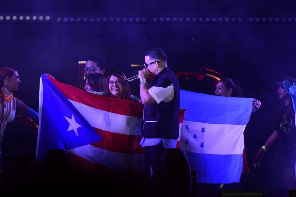 Daddy Yankee subió a varias fans al escenario para compartir con ellas. 