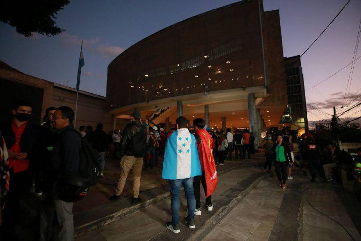 Simpatizantes de Libre acudieron al Congreso. Demandan que deben tener mayoría de magistrados. 