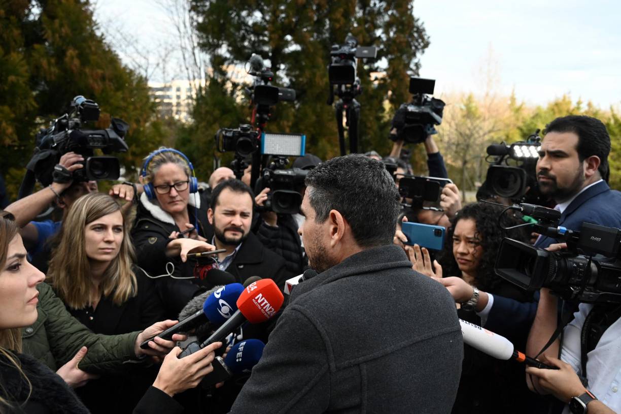 El abogado Jared Genser, que representa a los opositores Félix Madariaga y Juan Sebastián Chamorro, explicó a los medios que esas personas tienen la opción de quedarse en el hotel o marcharse con sus familiares y amigos.