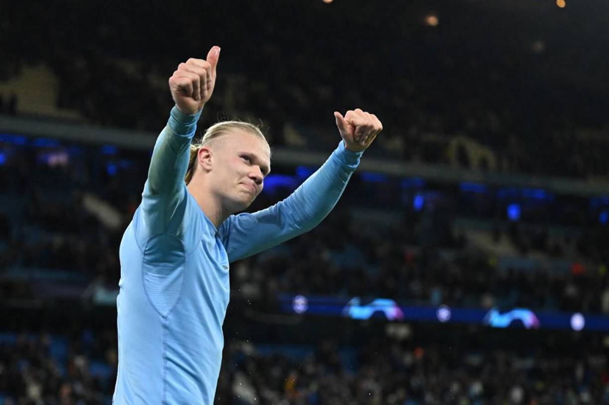 Erling Haaland celebrando la victoria con los aficionados del Manchester City.
